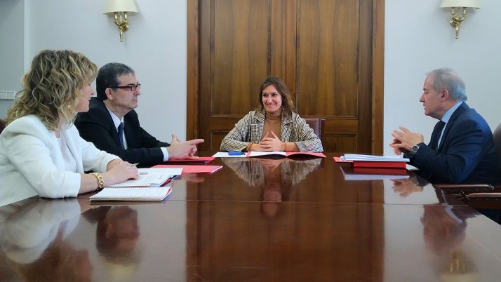 La consejera soriana (ctro.), durante la reunión mantenida hoy jueves. /Jta.