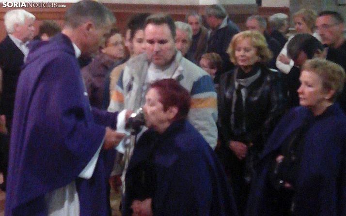 Veneración de las Santas Espinas en Ágreda, en el día de Martes Santo. /SN