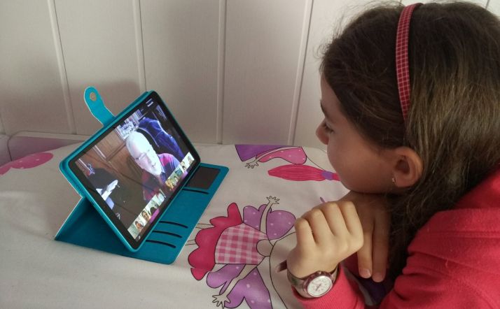 Una alumna en videoconferencia con uno de sus profesores. /TS
