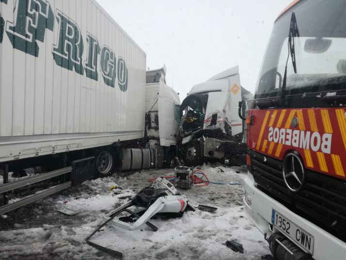 Accidente entre dos camiones en Noviercas