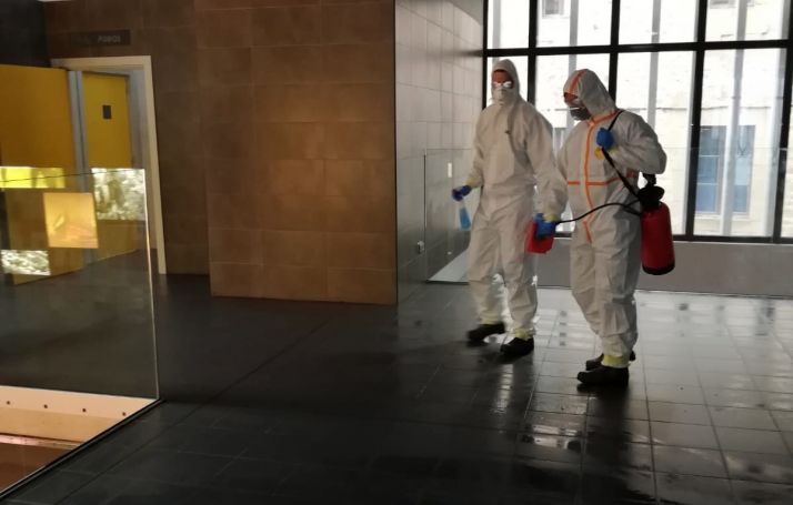 Bomberos en labores de desinfección en el Mercado Municipal. /Ayto