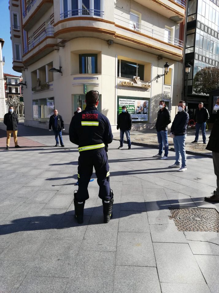 Los bomberos colaboran con los taxistas para la desinfección de sus vehículos 
