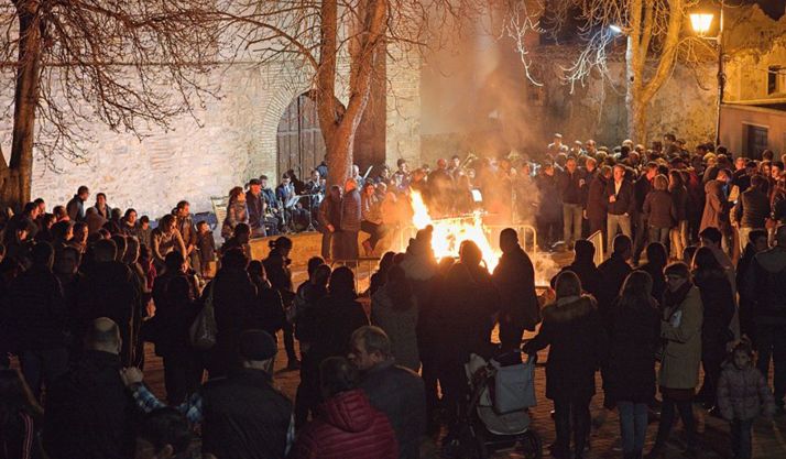 La tradicional hoguera al lado de la ermita. /AA