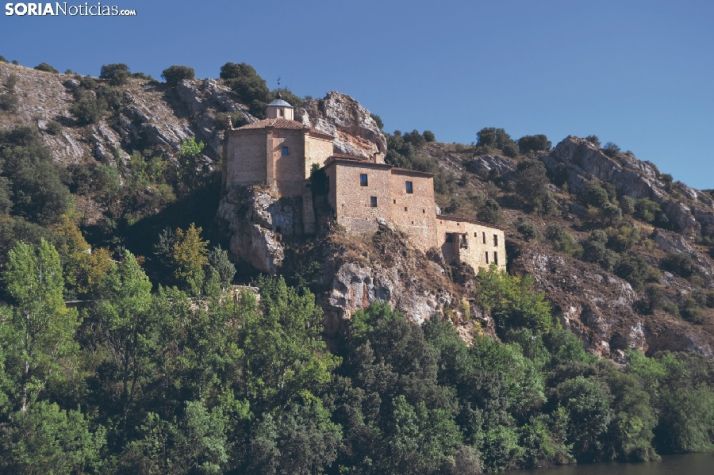 La oficina municipal de turismo y la ermita de San Saturio echan el cierre