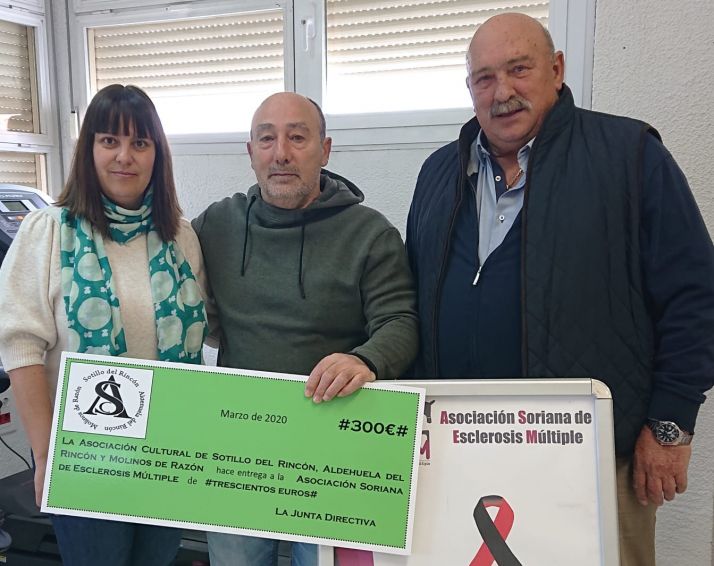 La Asociación de Sotillo del Rincón dona 300 euros a la Asociación de Esclerosis Múltiple