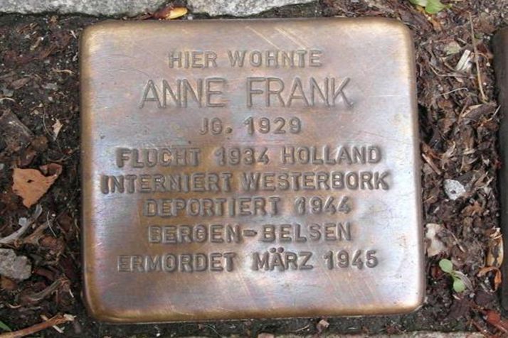El stolpersteine que rememora a Ana Frank. 