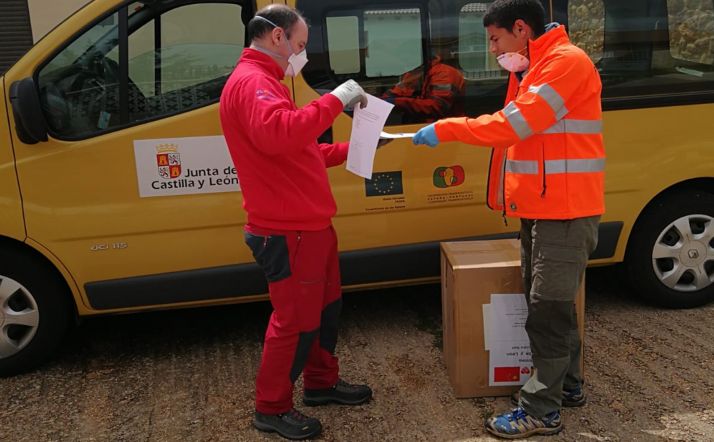 Entrega de material al grupo de Protección Civil de Alcolaba. /Jta.