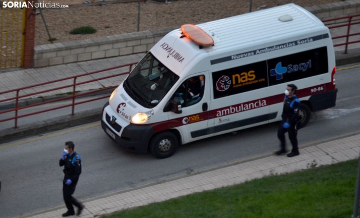 Dos policías locales junto a una ambulancia en el recorrido de las ocho de la tarde esta semana. /SN