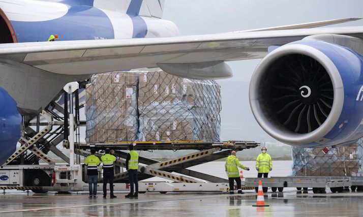 Una imagen de la descarga del cargamento hoy. /Jta.