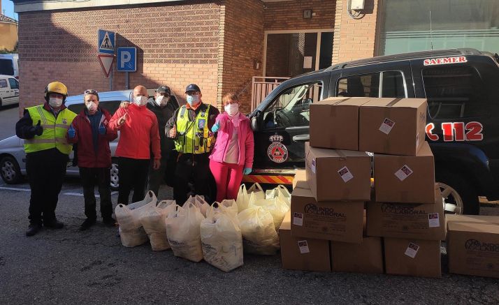 Miembros del Batallón de costura con el material confeccionado. /Jta.