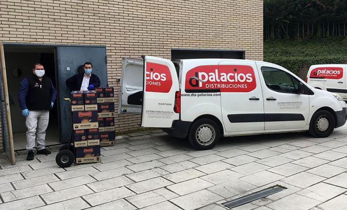 Empleados de la empresa en la entrega. 