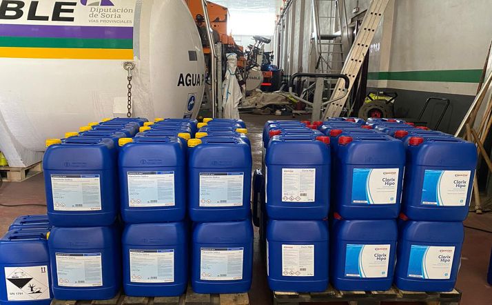 Garrafas de cloro depositadas en el parque de maquinaria de la Diputación. /Dip.