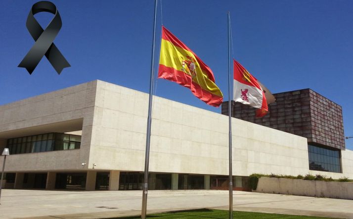 Edificio de las Cortes regionales, con banderas a media asta. 