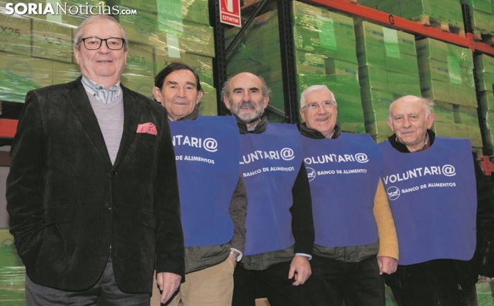 Ángel Crespo, junto a voluntarios del Banco de Alimentos en una imagen de archivo. /SN