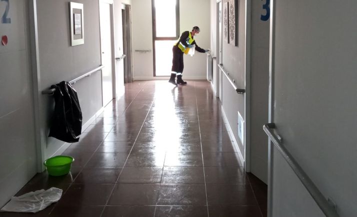 Labores de desinfección de la UME en una residencia soriana. 