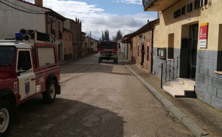 Dos vehículos de la Diputación en las labores desinfectantes. /Dip.