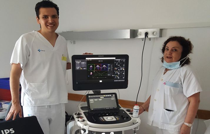 Dos profesionales del hospital con el nuevo dispositivo. /Jta.