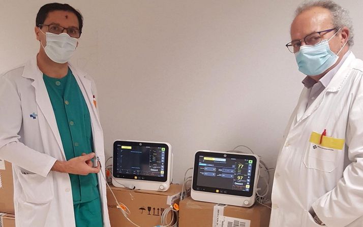 Los doctores Enrique Delgado (dcha.) y Jesús Ángel García con dos de los equipos donados. /Jta.