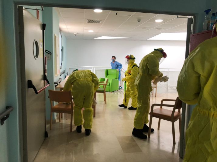 Fotos: La UME desinfecta la residencia de Matamala de Almazán