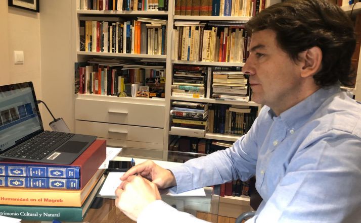 El presidente, durante la videoconferencia mantenida este martes. /Jta.