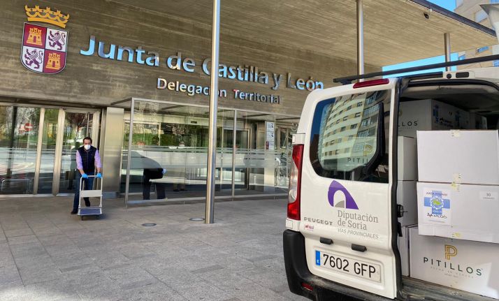 Un operario de la Diputación entrega material EPI en la sede de la Delegación territorial de la Junta en Soria. 