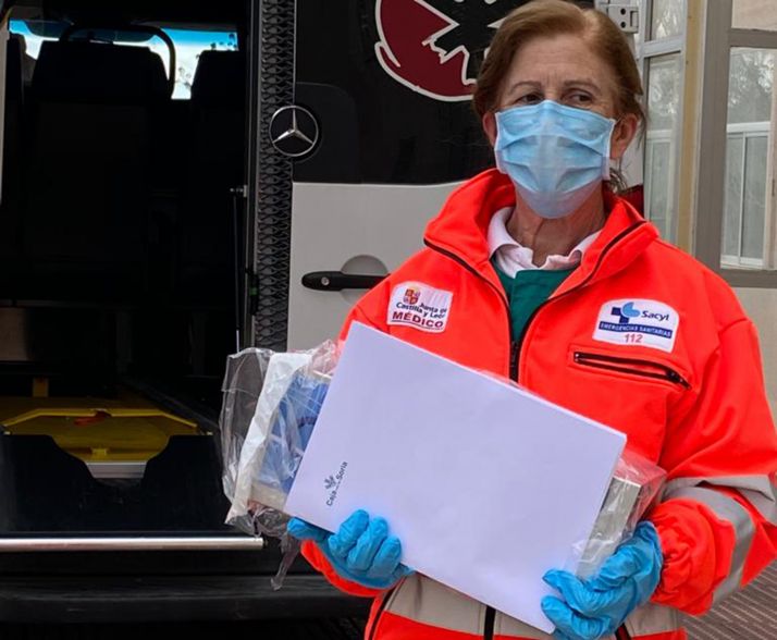 Una médico de la Unidad Medicalizada con el generador de ozono. 