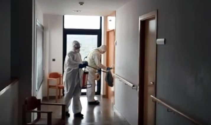 Labores de desinfección de la UME en una residencia de la provincia. /Subdelegación
