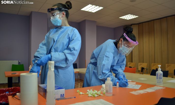 Dos enfermeras preparando la apliación de las pruebas diagnósticas. /SN