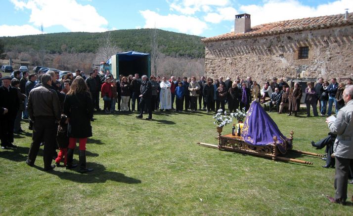 Una imagen de archivo de la romería a la ermita de la Virgen del Manzano. /AAT
