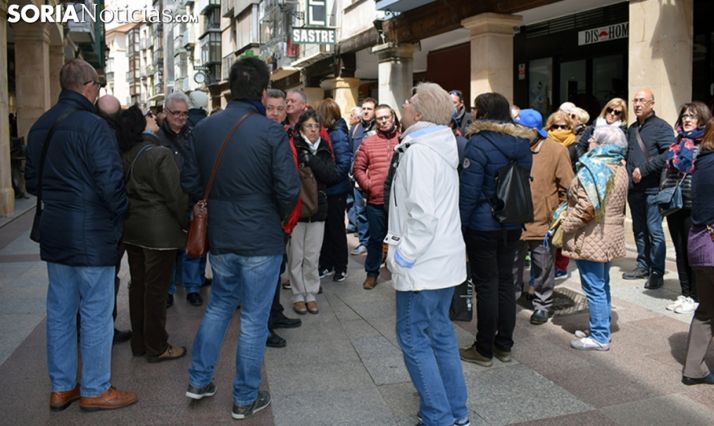 Un grupo de turistas en la calle El Collado, en la capital soriana. /SN