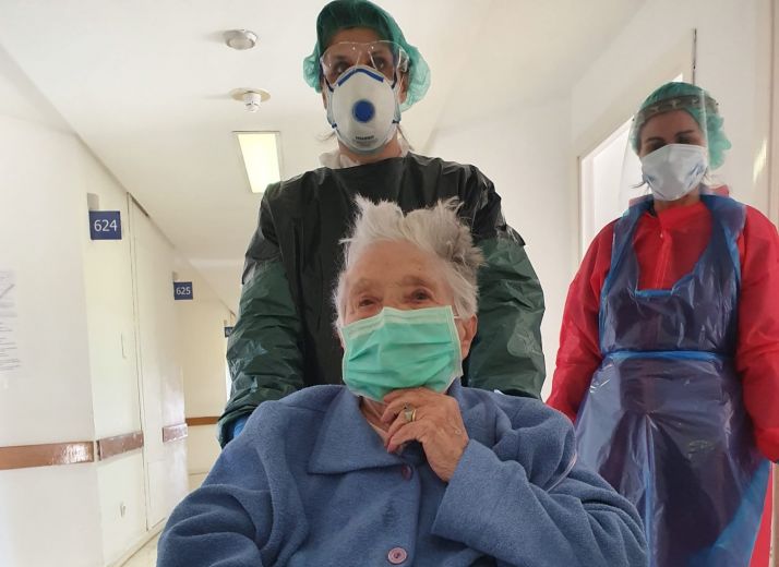 VíDEO: Aplausos para Filomena Merino. Recibe el alta tras superar el Covid-19 a sus 97 años