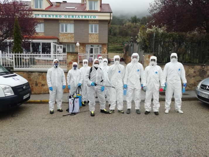 Los agentes en prácticas de Policía Local también se suman a la desinfección coordinada por el Parque de Bomberos