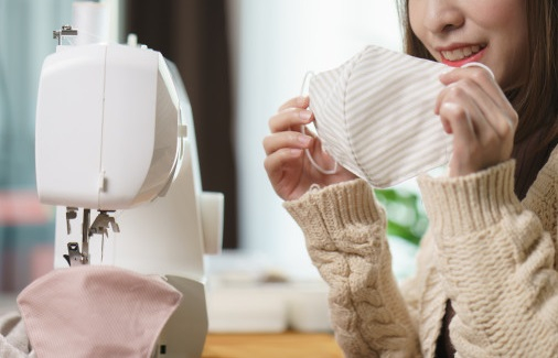 Los voluntarios sorianos de Mascarillas Solidarias necesitan tela para llegar a todos