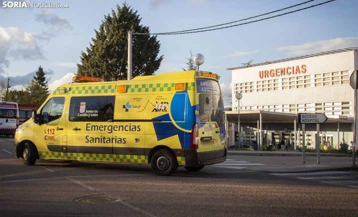 Una ambulancia en las inmediaciones del Santa Bárbara. /María Ferrer