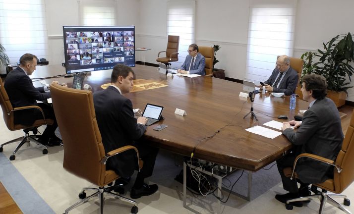 Una imagen de la reunión de telemática con alcaldes y presidentes de diputaciones. /Jta.