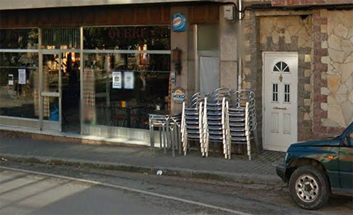 Sillas y mesas apiladas en un establecimiento de hostelería de la localidad. /GM
