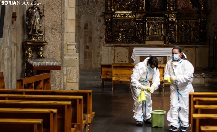 Labores de desinfección y limpieza en un templo soriano. /Viksar Fotograría