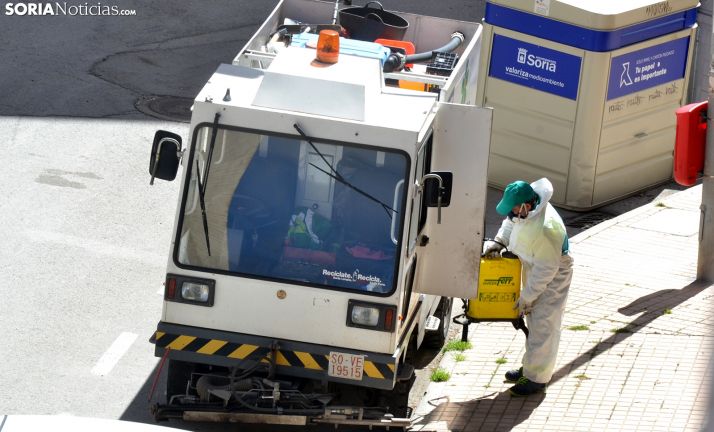 Un empleado del servicio municipal de limpieza en labores de desinfección viaria este lunes. /SN
