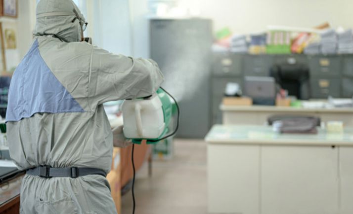 Labores de desinfección en una oficina de empresa. 