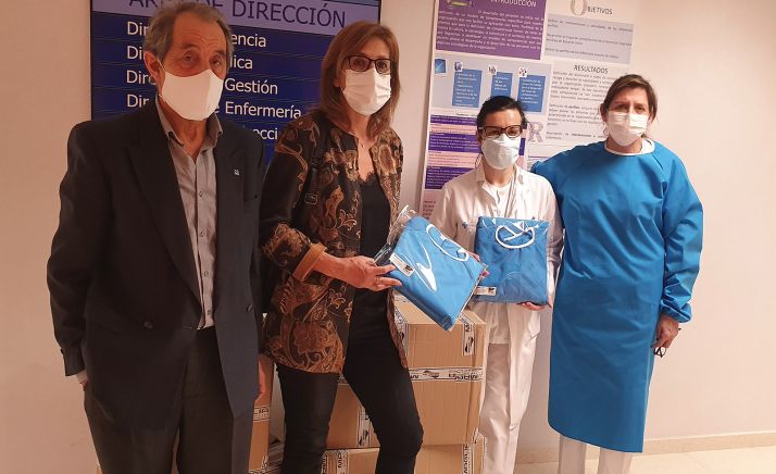 Miembros de la hermandad y personal del hospital en la donación del material. /HDS
