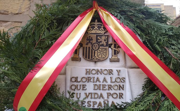 Una corona en la placa de la Comandancia que recuerda a quienes dieron su vida por España. /SN