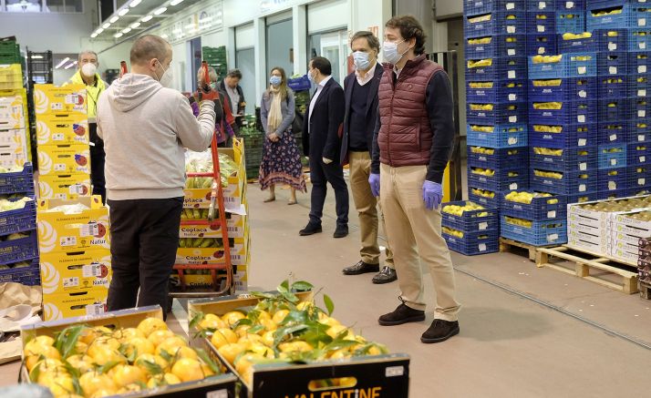 El presidente de la Junta en su visita a Mercasalamanca este lunes. /Jta.