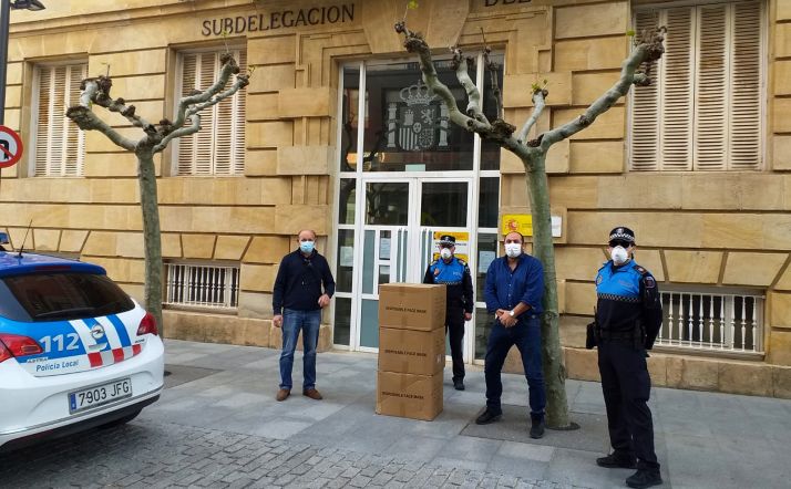 Entrega de mascarillas del Gobierno a la adjudicataria del servicio de transporte urbano, Avanza. /Ayto.