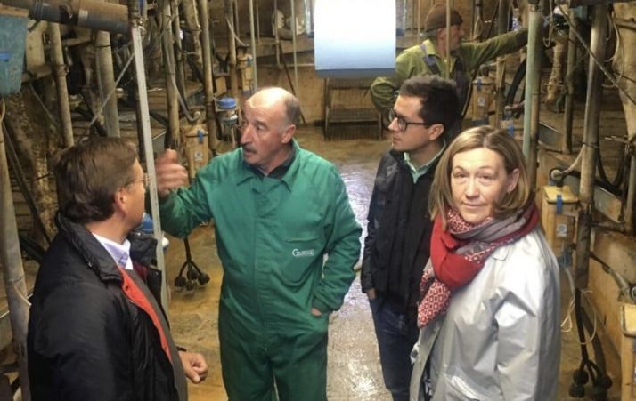 Los parlamentarios populares conversan con un ganadero.