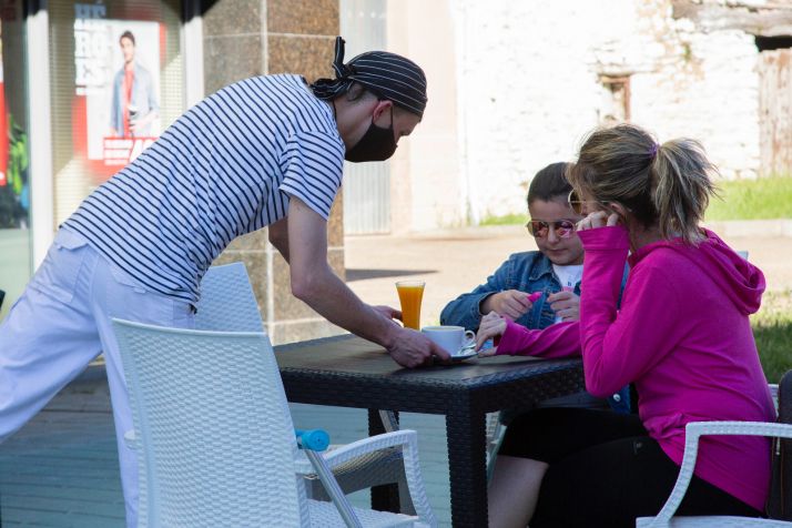 Sanidad permite ahora abrir a los bares de municipios de menos de 10.000 habitantes independientemente de la fase en que se encuentren  