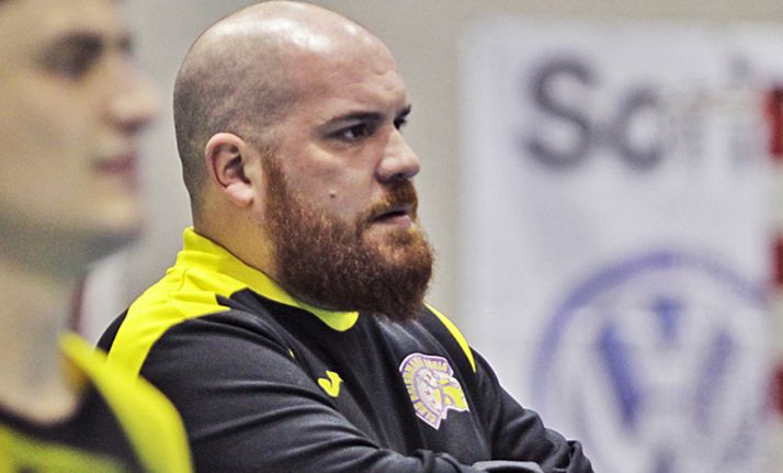 El entrenador en un partido del BM Soria. /CBMS