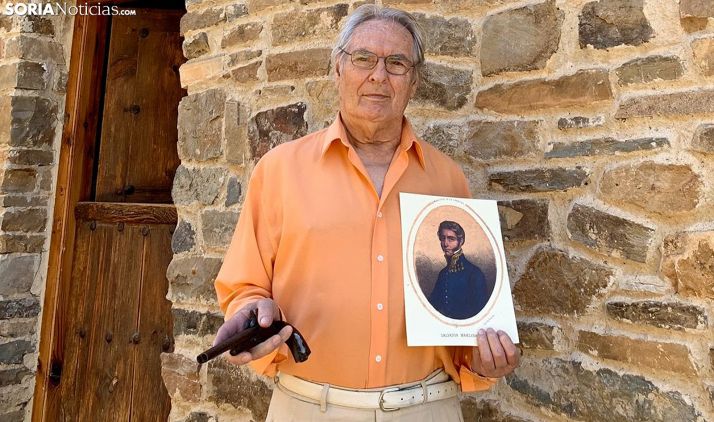 Vicente Marín, con un retrato de Manzanares y una pistola encontrada en el cementerio de Estepona donde falleció el héroe. 