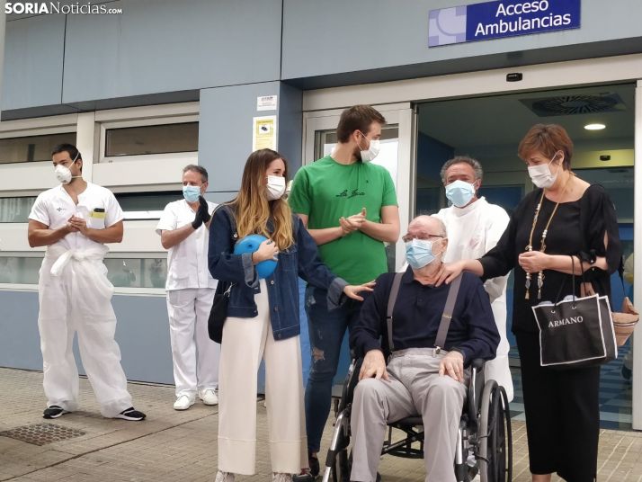 Fernando sale del hospital rodeado de familiares y amigos.