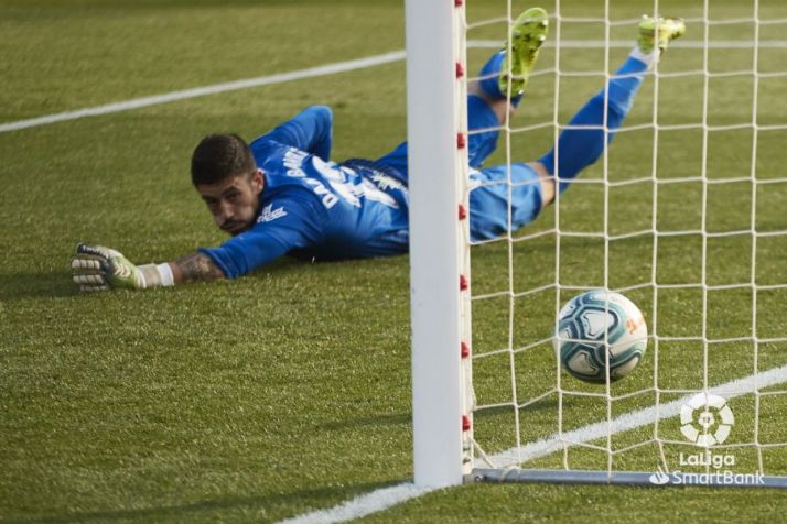 Dani Barrio contempla cómo el esférico se cuela en su portería.