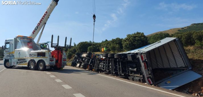 Retirado un camión accidentado en el puerto de la Carrasca